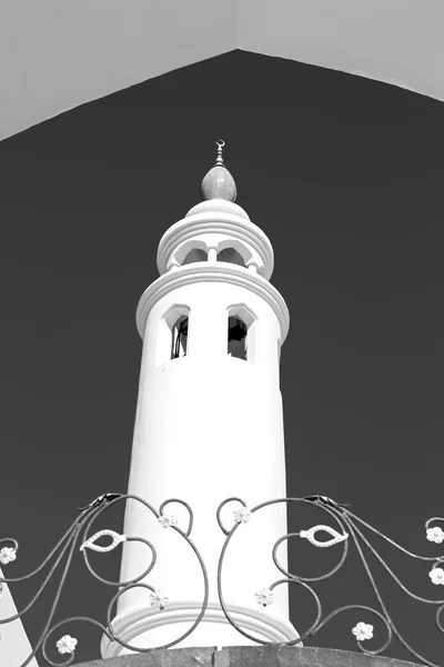 In oman muscat de oude moskee-minaret en religie in heldere hemel — Stockfoto