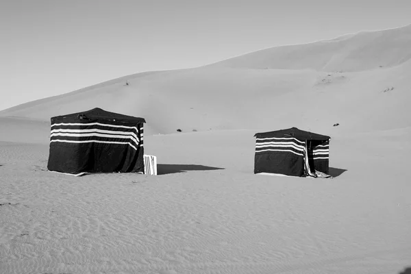En Oman el viejo desierto barrio vacío y tienda nómada de bereber pe — Foto de Stock