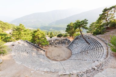  Tiyatro arykanda gökyüzü ve tapınak kalıntıları taş