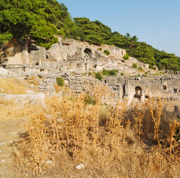 Ερείπια πέτρα και θέατρο στην Αττάλεια Τουρκία arykanda Ασία ουρανό ένα — Φωτογραφία Αρχείου