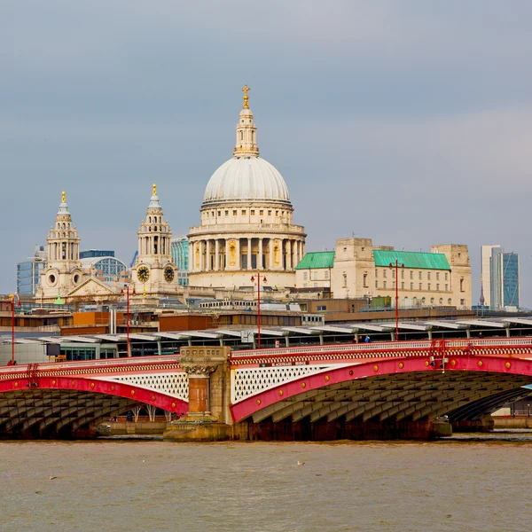 Överbrygga thames river windows i Londons hem och — Stockfoto