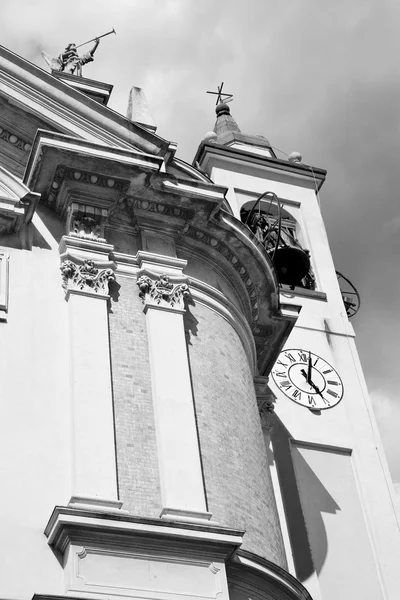 Bâtiment tour de l'horloge en Italie europe vieille pierre et cloche — Photo