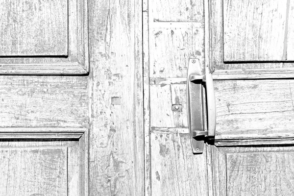 Oude deur en ancien hout gesloten huis antieke scharnier — Stockfoto