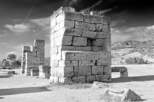 Antigua columna de construcción y la historia del templo romano pamukkal — Foto de Stock