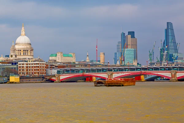 Puente río rascacielos edificio —  Fotos de Stock