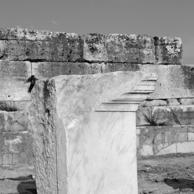 eski inşaat sütun ve Roma Tapınağı geçmiş pamukkal