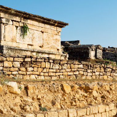 eski inşaat sütun ve Roma Tapınağı geçmiş pamukkal