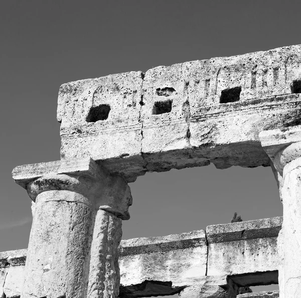 In de kolom oud bouw en de Romeinse tempel geschiedenis pamukkal — Stockfoto