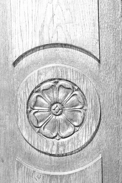 Na europa itália textura em casa de uma porta de madeira e incisão — Fotografia de Stock