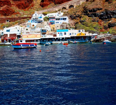 Avrupa'nın bir tekneden Yunanistan santorini Island house ve kayalar