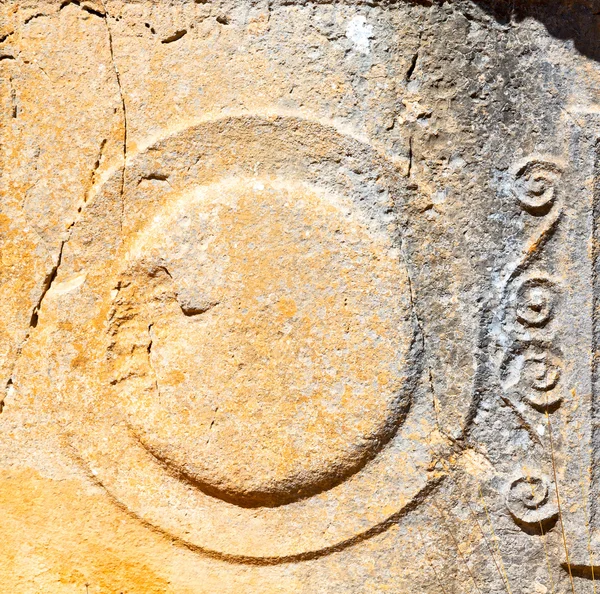 Ancienne pierre tombale dans le cimetière antique de la dinde asie et mystère — Photo