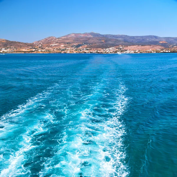 Espuma y espuma griega de las islas del barco en el Mediterráneo se —  Fotos de Stock