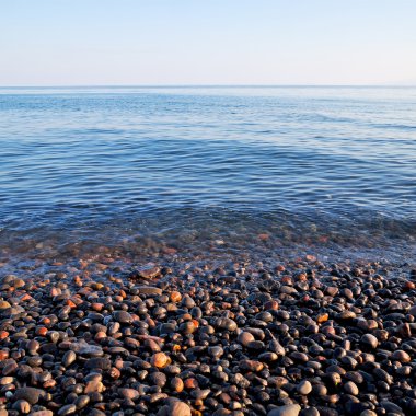kıyı şeridi gündoğumu ve hafif okyanus beyaz gökyüzü taş