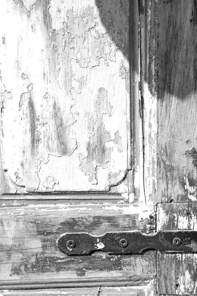 В старой стене витрина голубое дерево и ржавый металл — стоковое фото