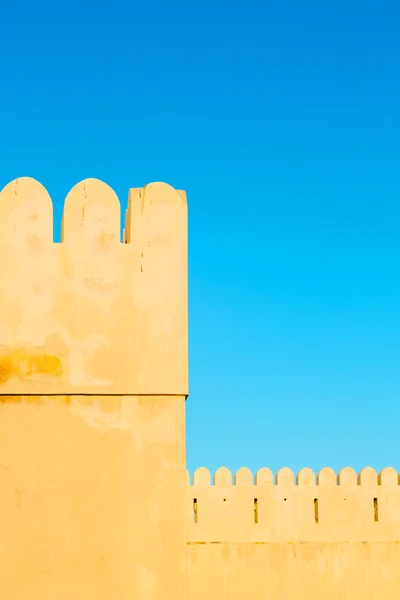 En oman defensive fuerte battlesment sky — Foto de Stock