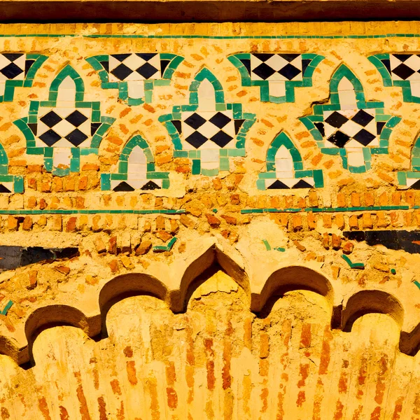 Porta velha em marroquino áfrica ancien e parede ornamentado azul amarelo — Fotografia de Stock