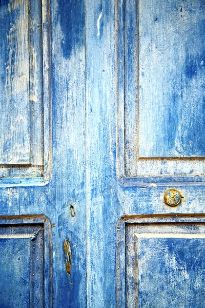 Vuil ontdaan in de blauwe houten deur — Stockfoto