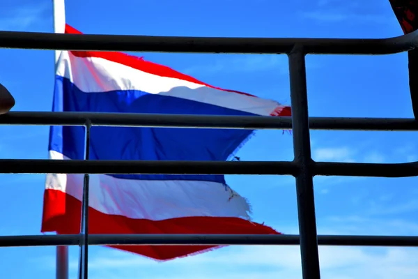 亚洲科苏梅岛在泰国挥舞国旗和格拉特蓝色 — 图库照片