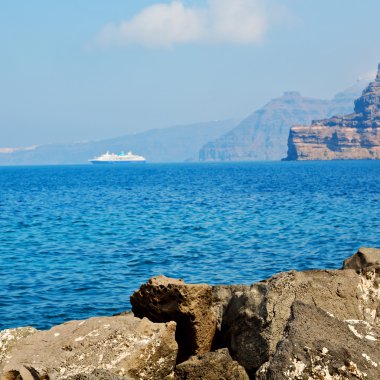 Hill ve Avrupa Yunanistan kasaba yaz Beach'te kayalara