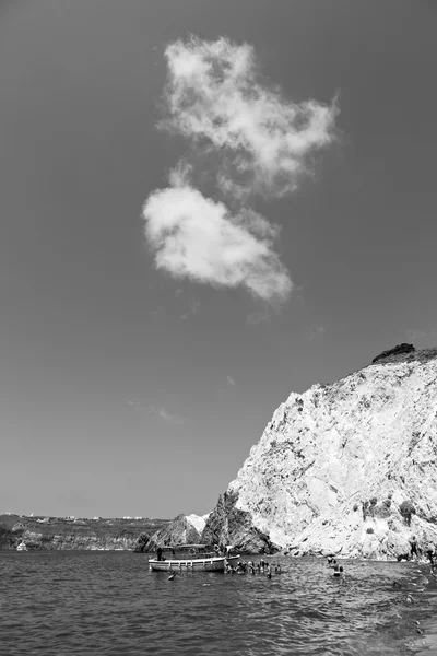 Hill ve Avrupa Yunanistan kasaba yaz Beach'te kayalara