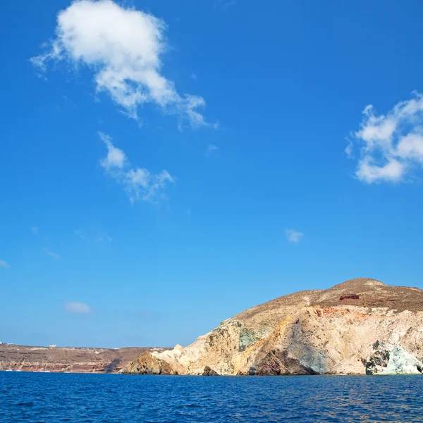 Desde el mar barco y el cielo en el mar mediterráneo santorini griego —  Fotos de Stock