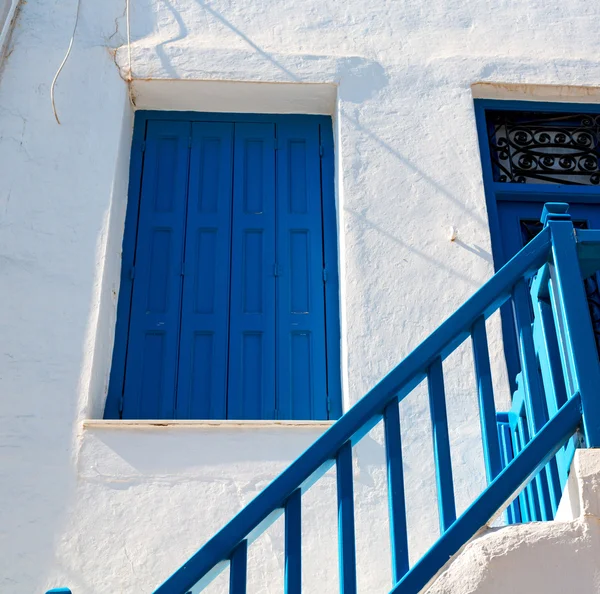 Stará architektura v Řecku ostrov okna a dveře bílé col — Stock fotografie