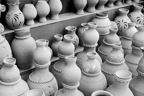 I oman muscat gammal keramik marknad försäljning tillverkningen innehålla — Stockfoto