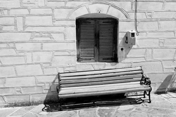 In the greece island of paros old bench near a brick antique wal — Stock Photo, Image