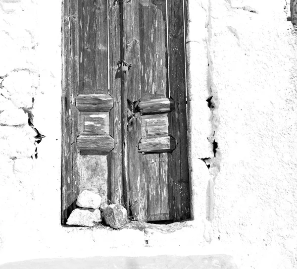 Porta azul na antiga aldeia santorini grécia europa e whit — Fotografia de Stock