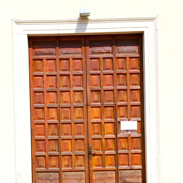 Λεπτομέρεια στην Ιταλία πόρτα τοίχο γης Ευρώπης αρχιτεκτονική και ξύλο ου — Φωτογραφία Αρχείου