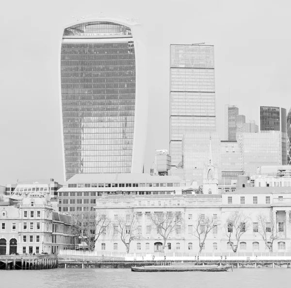 Ventanas del río Támesis en la ciudad de Londres hogar y cielo de oficina —  Fotos de Stock