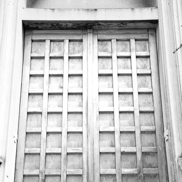 Puerta de la pared en italia tierra Europa arquitectura y madera la histori — Foto de Stock