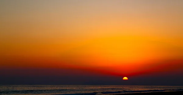 Sur le littoral oman, le soleil embrouillé qui tombe sur l'océan arabique — Photo