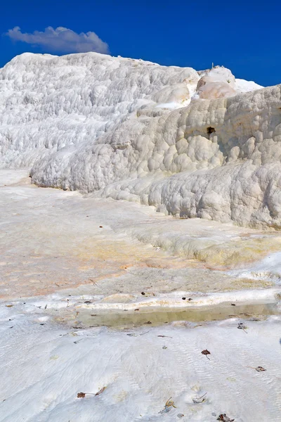 Bagno di calcio e astratto in pamukkale — Foto Stock