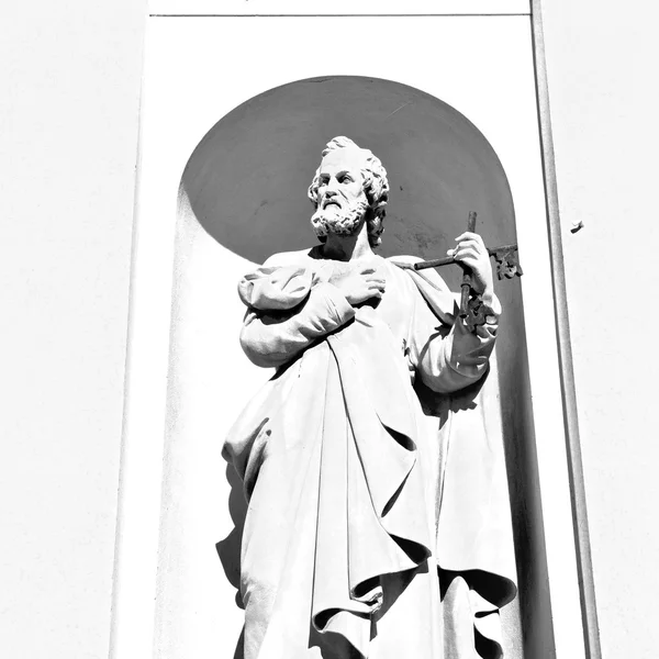 Statue monument dans la vieille construction historique italie europe mil — Photo