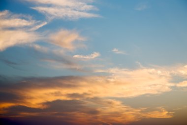 kırmızı mavi gökyüzü bulut içinde  