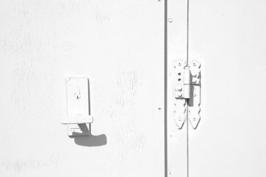 duvar eski menteşeli bir pencere mavi ahşap ve paslı metal