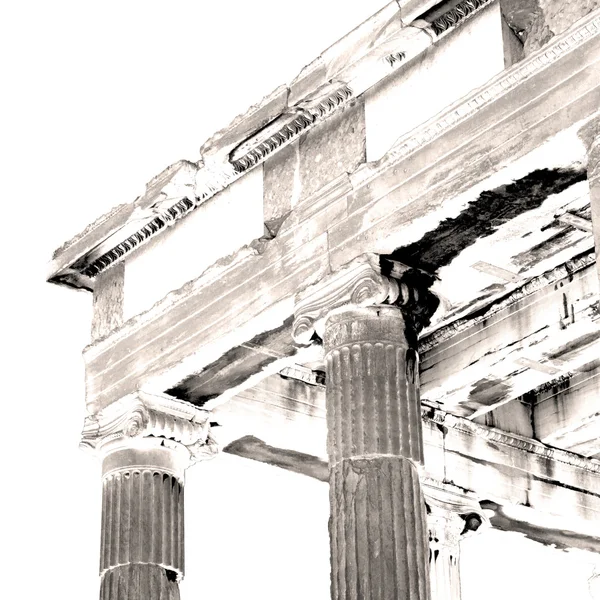 유럽에서 오래 된 towert 및 대리석 벽돌 아테네 아크로폴리스와 하늘 — 스톡 사진