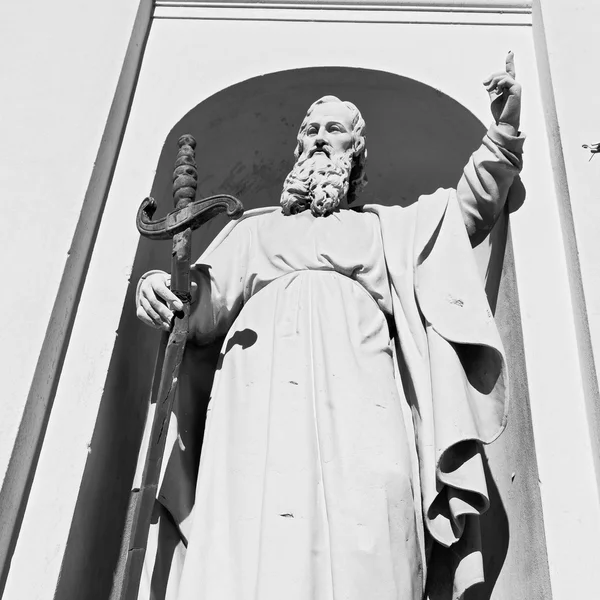 Statue monument dans la vieille construction historique italie europe mil — Photo