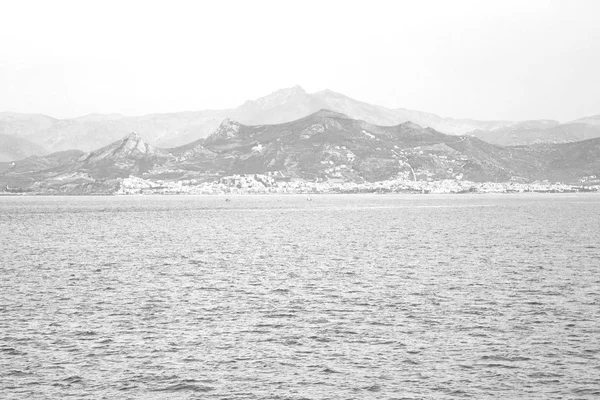 Du bateau îles grecques dans la mer Méditerranée et le ciel — Photo