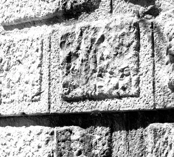 Индейка и треснувший ступенчатый кирпич в старой текстуре стен — стоковое фото