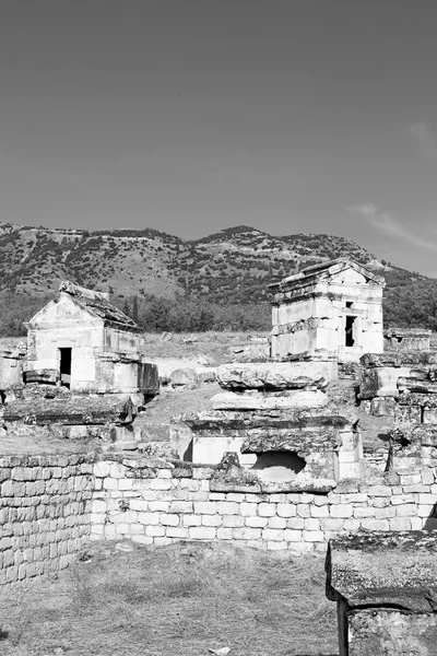 Ve Roma Tapınağı geçmiş pamukkale eski İnşaat olarak — Stok fotoğraf