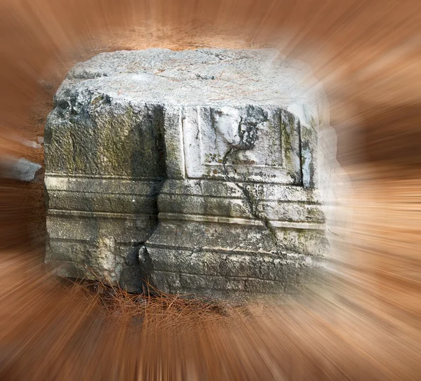 Vieille colonne ruinée et détruite floue — Photo