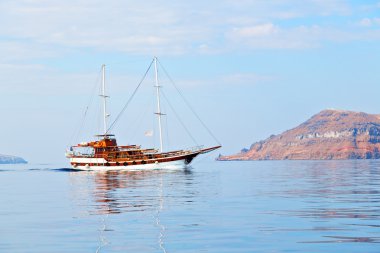 evden bina ve gökyüzü kayalar