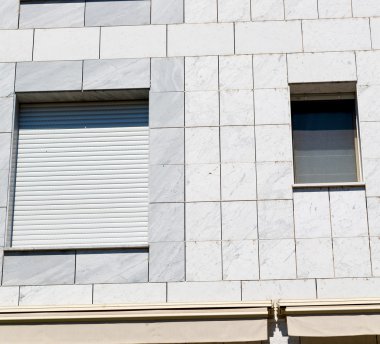 İtalya penceresinde eski mimari duvar ve beyaz c kapı