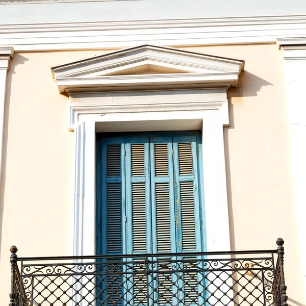 Vecchia architettura nella finestra isola greca e porta bianca col — Foto Stock