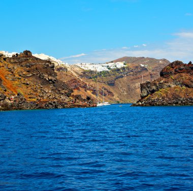 Avrupa'nın bir tekneden Yunanistan santorini Island house ve kayalar