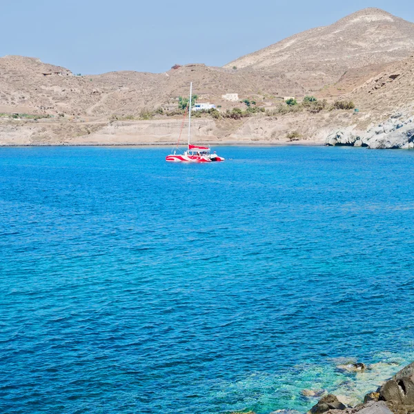 Hill och stenar på stranden sommartid i Europa Grekland santorin — Stockfoto