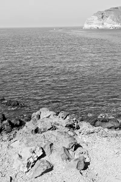 Hill és a nyári strand Európa Görögország santorin sziklák — Stock Fotó