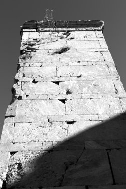 Avrupa'nın eski towert ve mermer tuğla Atina Akropol ve gökyüzü